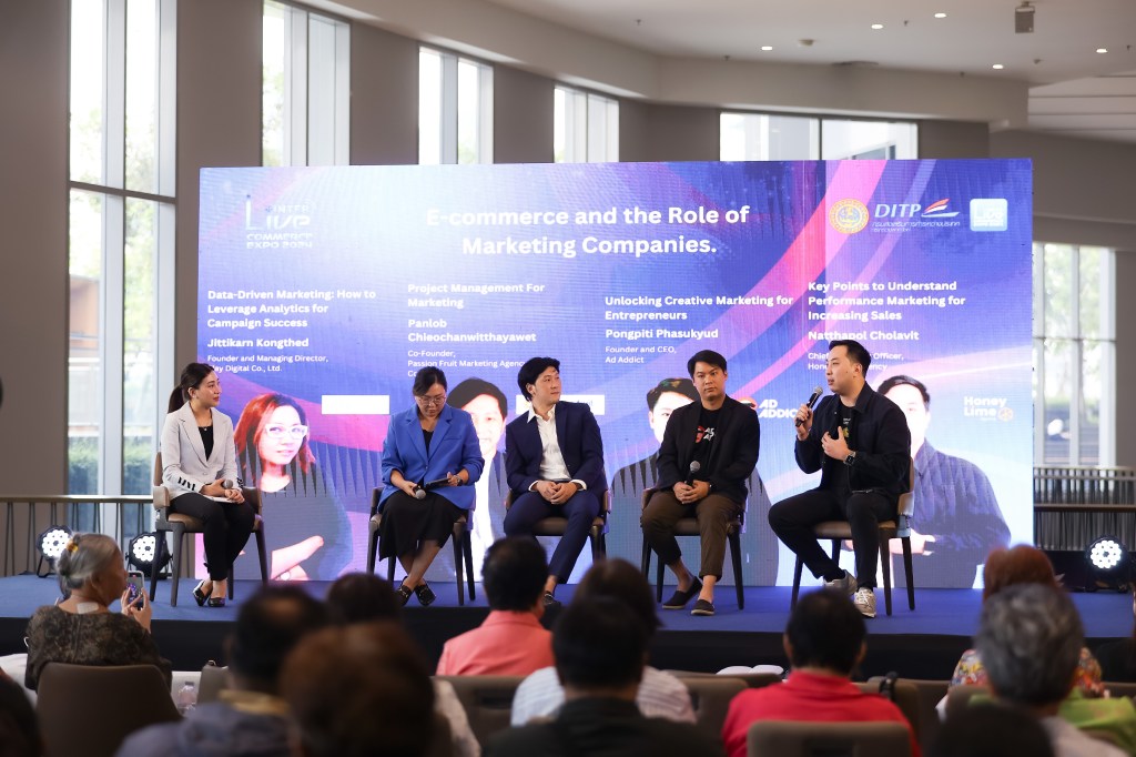 โดยผมได้รับเชิญให้ไปพูดในหมวดของ Agency รวมกับ
1. พี่แอโร คุณจิตลักษญ์ คงเกศ - ผู้ก่อตั้งและประธานเจ้าหน้าที่บริหาร บริษัท เพลย์ ดิจิตอล จำกัด
2. คุณเบนซ์ คุณพลิลลา เฮี้ยฮาซางวิทยเวช - ผู้ร่วมก่อตั้ง บริษัท แพชชั่น ฟรุต มาเก็ตติ้ง เอเจนซี่ จำกัด
3. คุณเพิท คุณพงษ์นิพิฐ พาสุขยืด - ผู้ก่อตั้งบริษัท แอดดิค จำกัด (Ad Addict)
4. ผมเอง คุณณับพล ชลวิทย์ - ประธานเจ้าหน้าที่การตลาด บริษัท ฮันนี่โลม์ เอเจนซี่ จำกัด